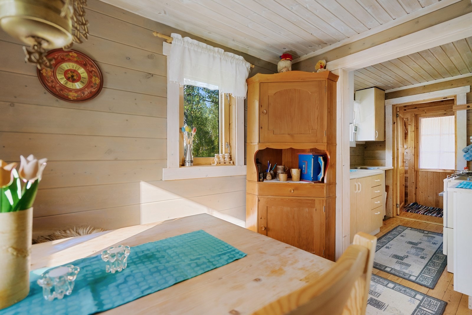 Praktisk plassering av spisebordet i tilknytning til kjøkkenet gjør det enkelt å samle familien Galleribilde