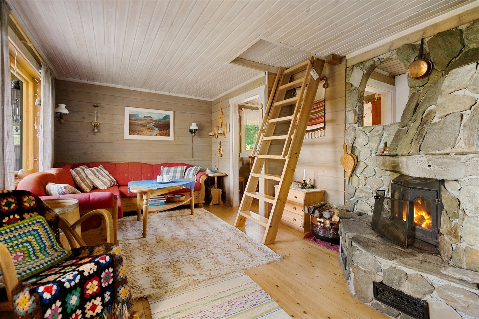 Hyggelig stue med god plass til familie og venner, og enkel adkomst til hems via trestige Galleribilde