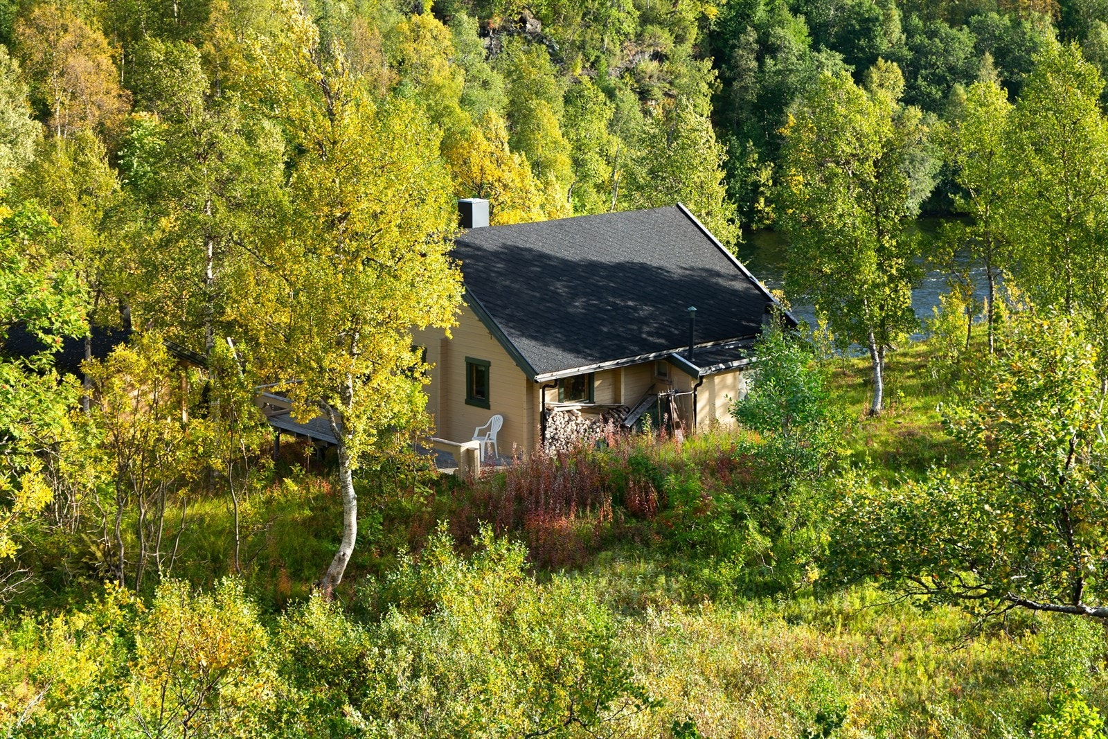 Den lune beliggenheten gir gode solforhold, og her er naturen rett utenfor døra Galleribilde