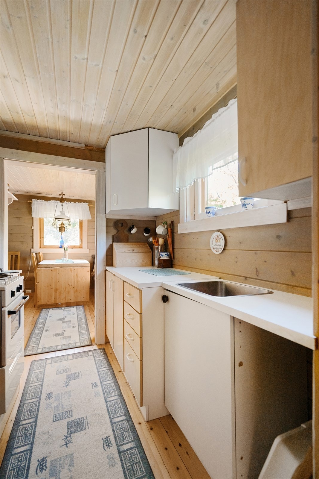 Lyst kjøkken med god benkeplass og vindu som gir fint dagslys til kjøkkenet Galleribilde