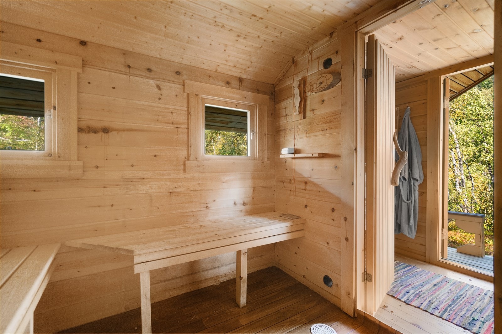 Badstuen har vinduer som slipper inn dagslys som gjør badstua ekstra innbydende Galleribilde