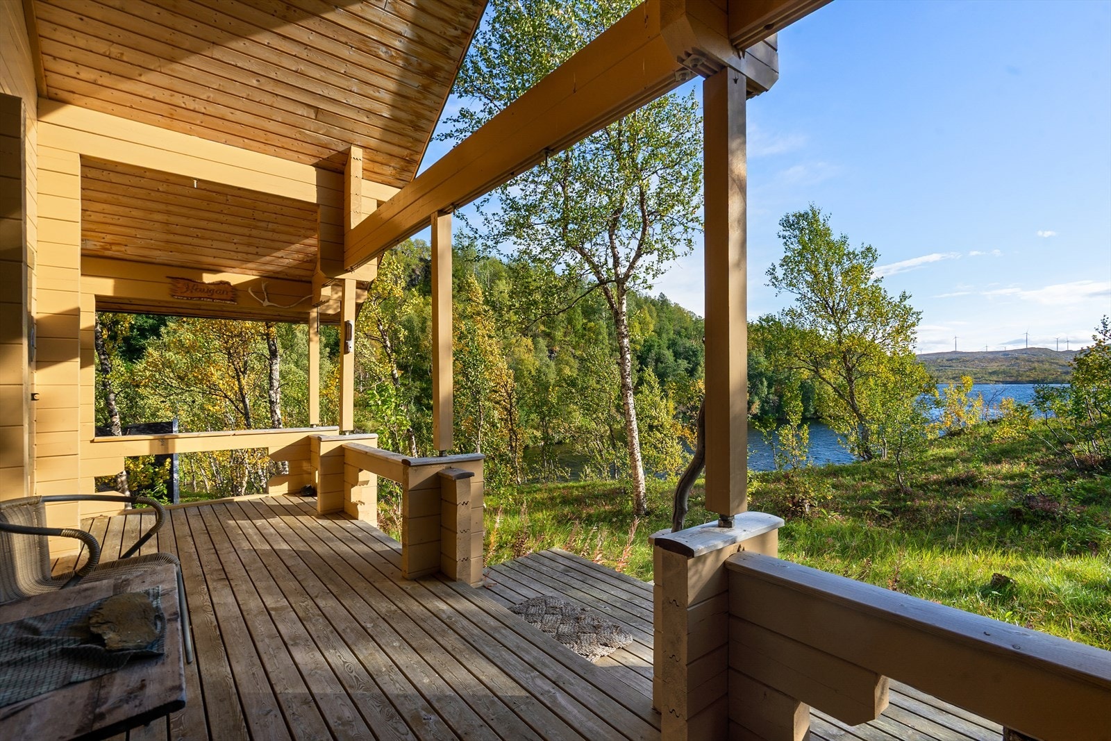 Fra terrassen kan du sitte og nyte fantastisk utsikt over Sirkelvatnet - her kan du slappe av og senke skuldrene Galleribilde