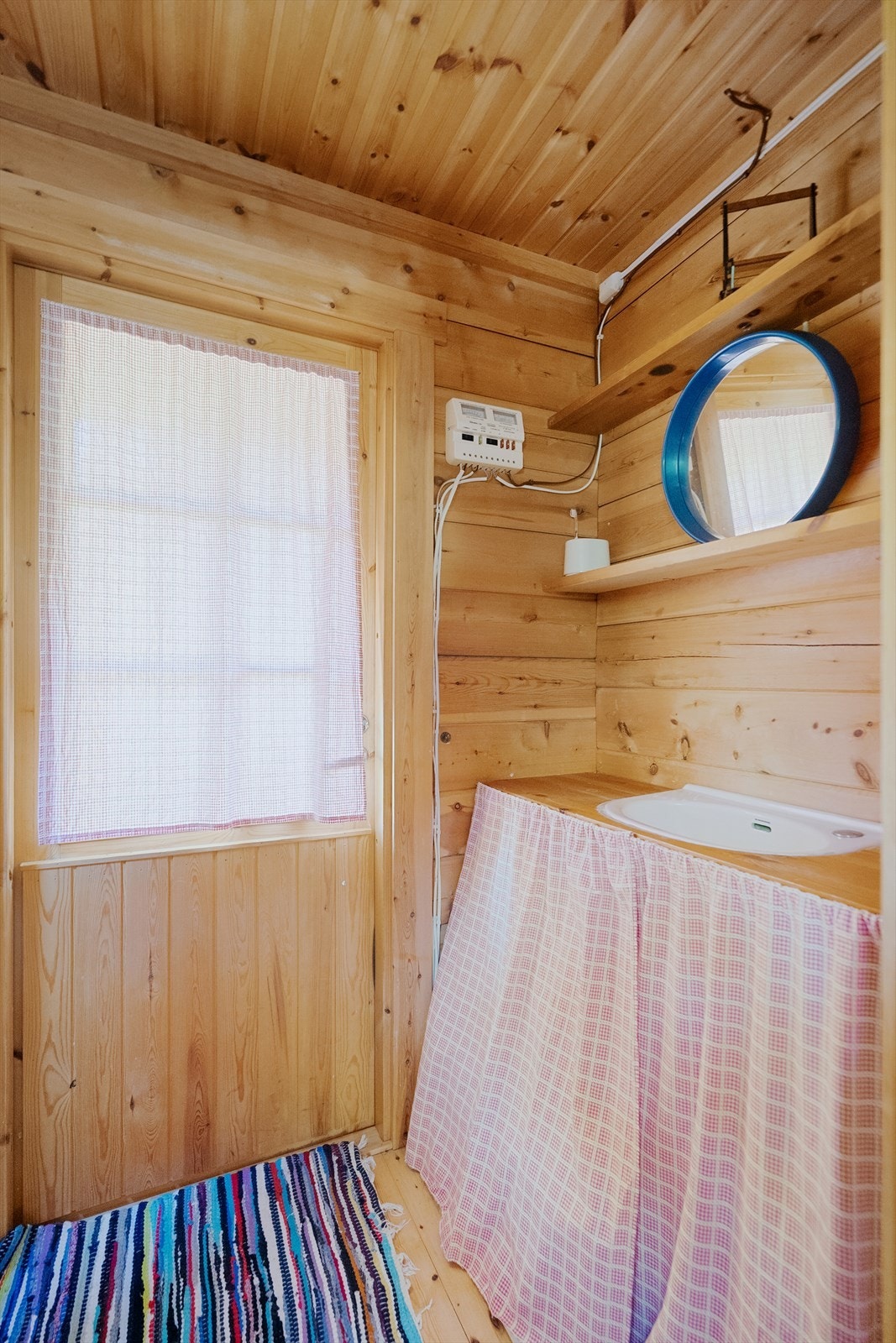 Enkel vaskeløsning med servant - praktisk plassert med tilgang til kjøkken og uteområdet Galleribilde