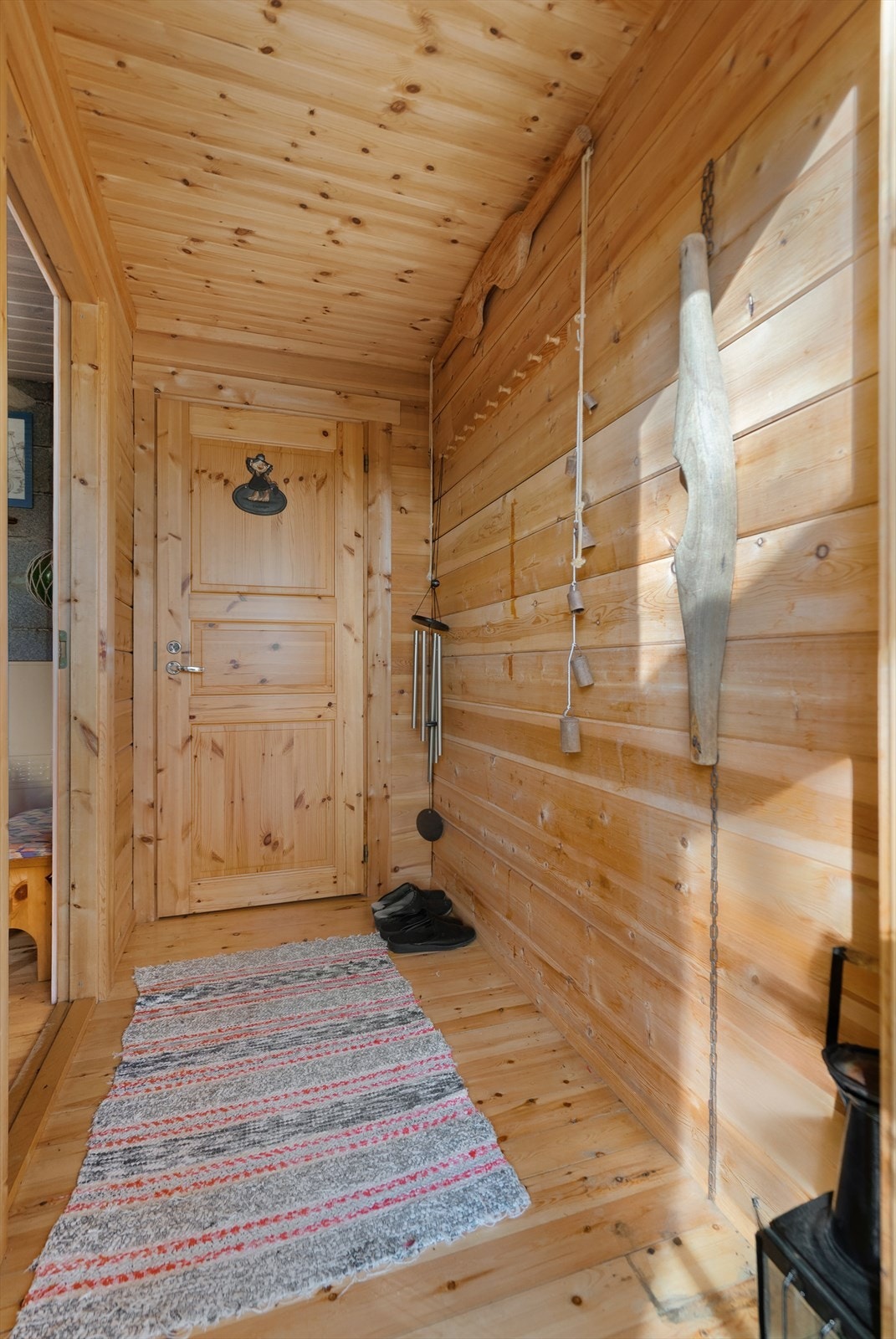 Gang med gode opphengsmuligheter for yttertøy, fra gangen kommer du inn i hyttas stue Galleribilde