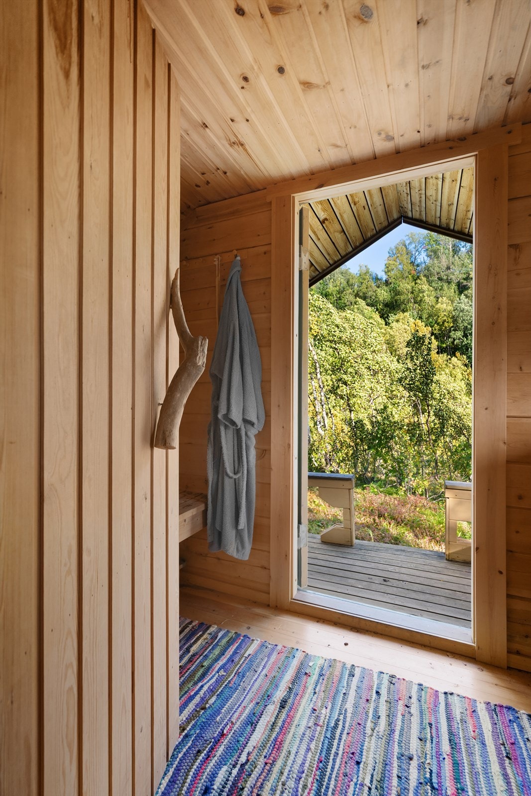 Lyst og trivelig inngangsparti som er innredet som et omkledningsrom Galleribilde