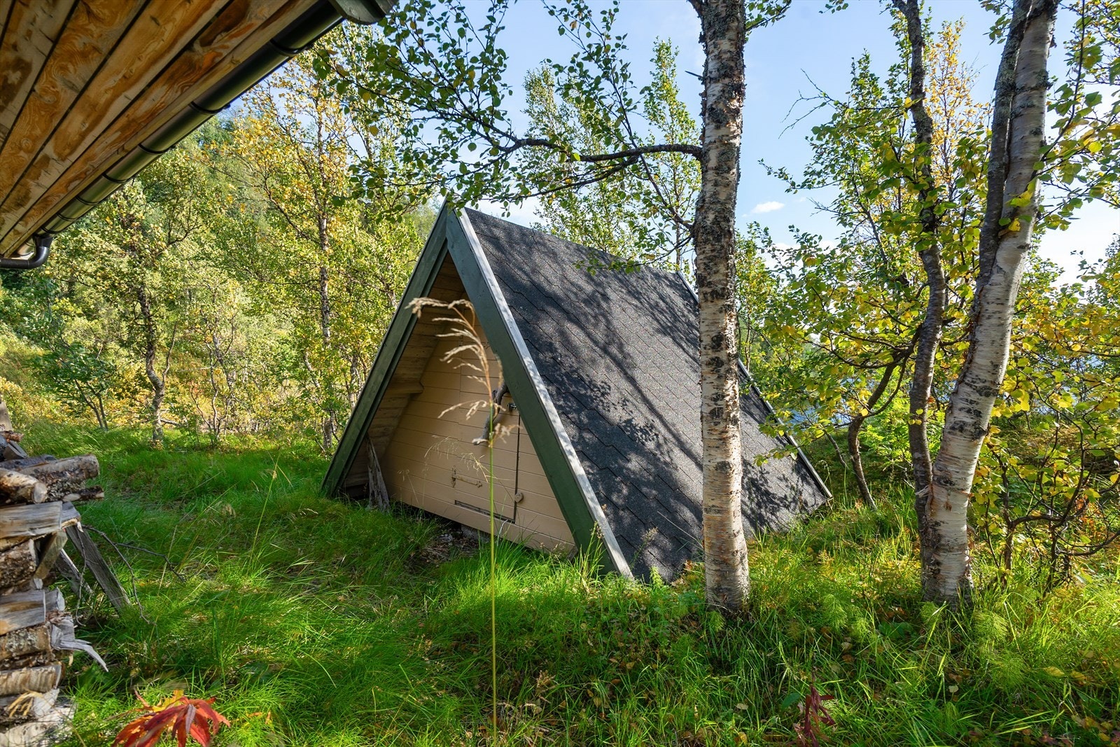 Sjarmerende utebod som kan benyttes som vedskjul eller oppbevaring av diverse utstyr Galleribilde