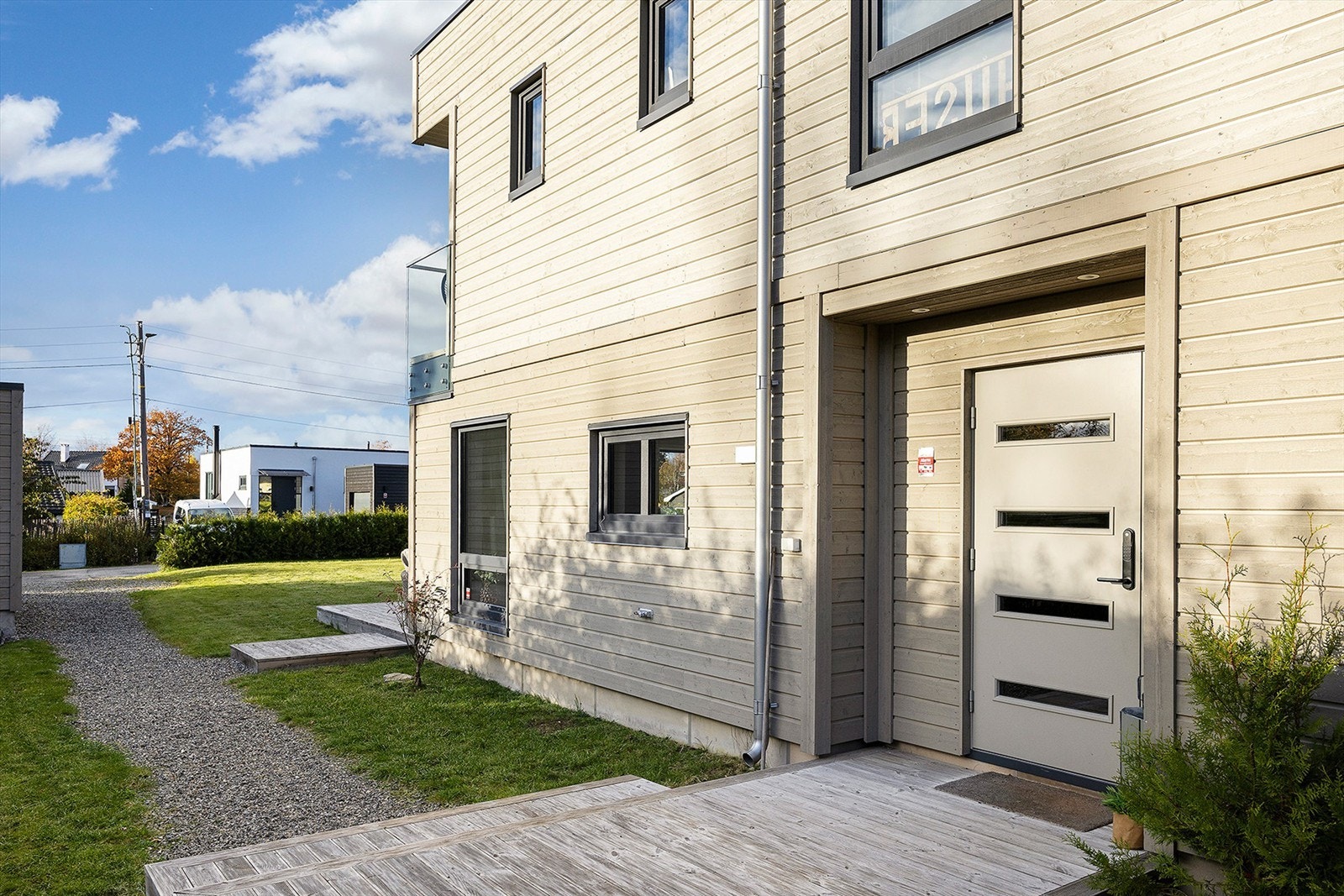 Overbygget inngangsparti med utebelysning og terrasse på ca. 7 kvm. Galleribilde