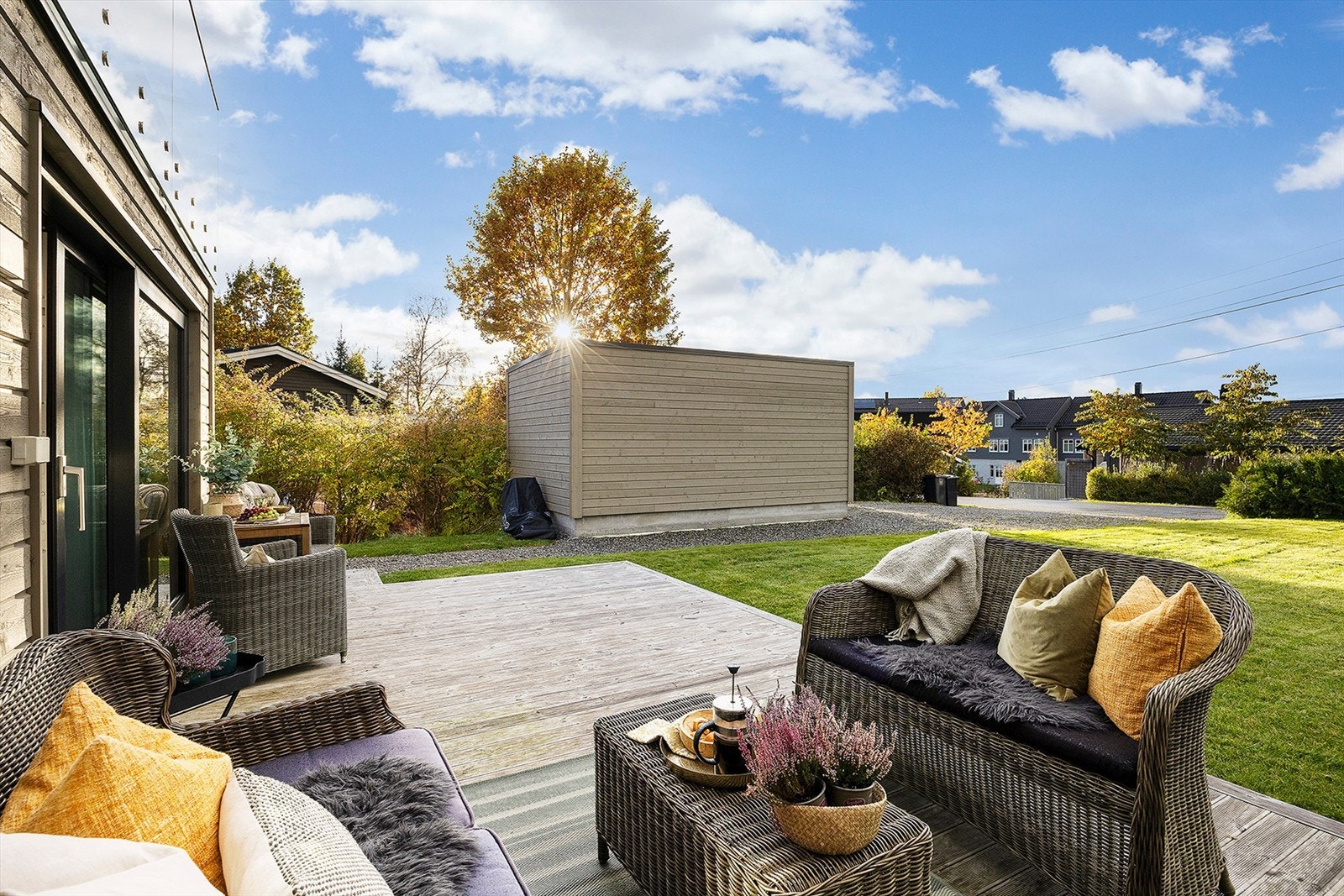 Fra stue/kjøkken er det utgang til romslig terrasse på ca. 23 kvm. Galleribilde