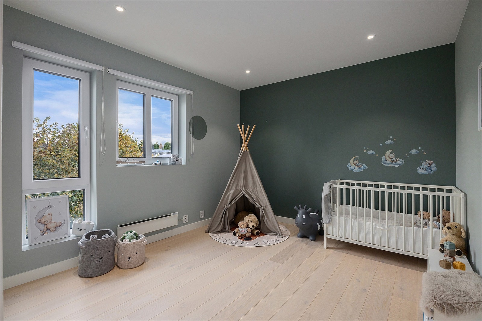 Boligens planløsning passer for de fleste og en kan fint etablere eks. en ekstra stue i 2. etasje Galleribilde