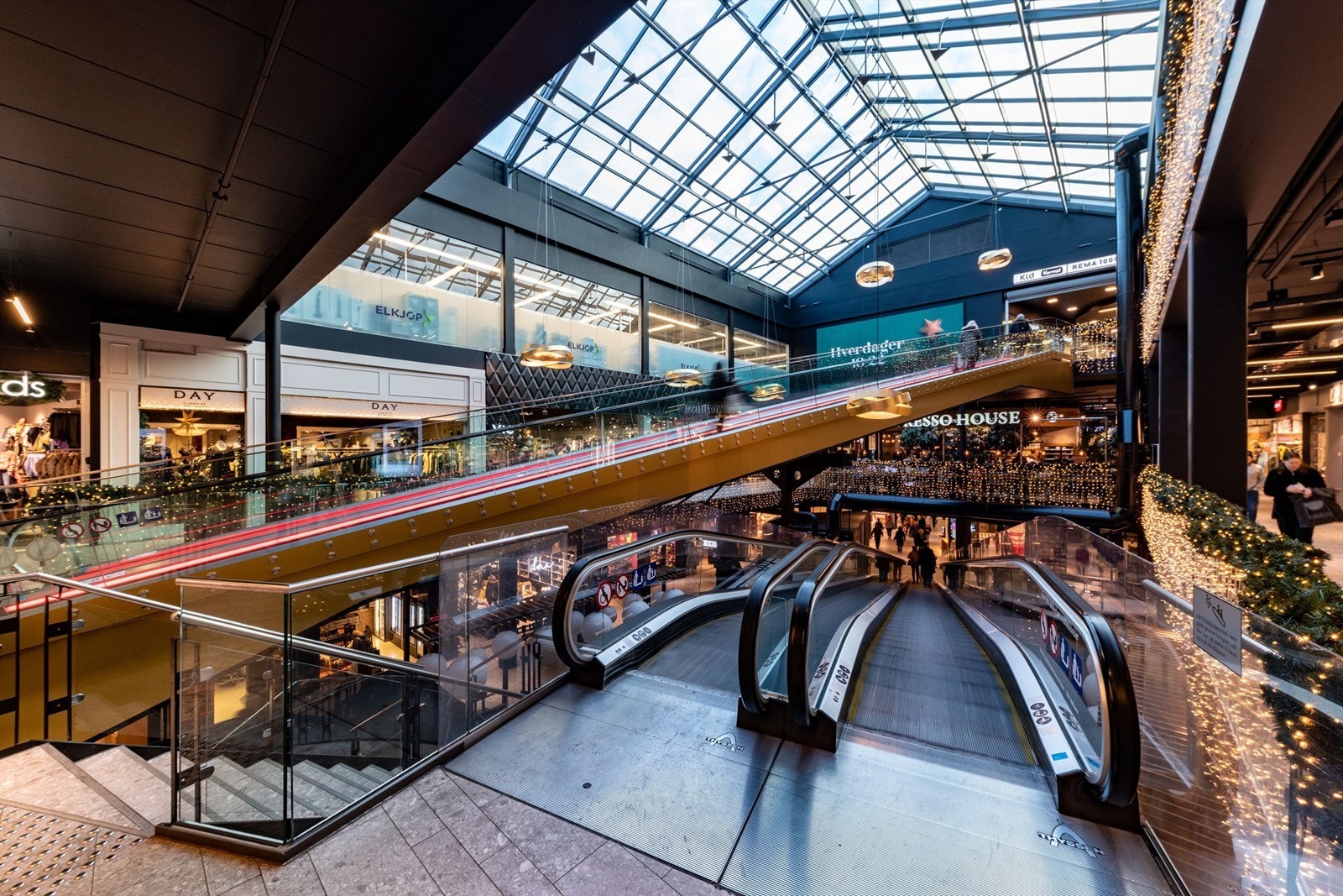 Ski Storsenter har over 145 butikker og spisesteder, restauranter, caféer, bibliotek, bowlinghall, kinosenter Galleribilde