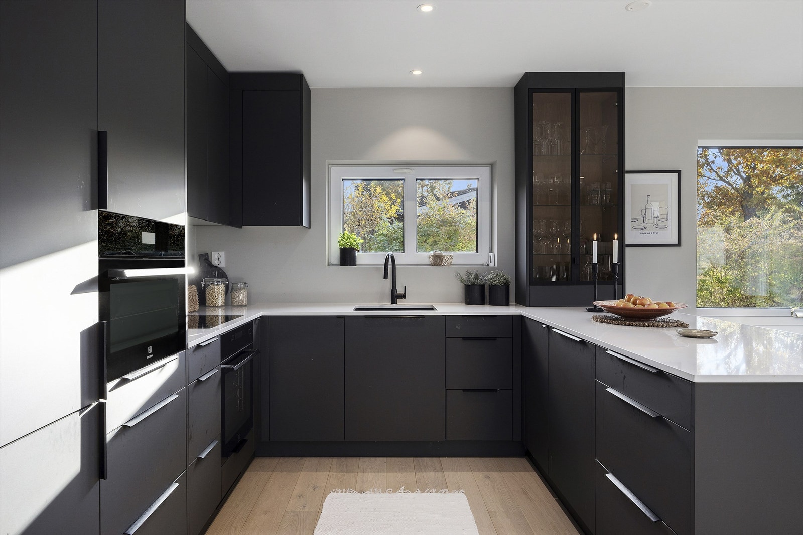 Boligen har en meget høy standard og en god praktisk planløsning med bl.a. store lyse rom og rikelig med skap- og oppbevaringsplass Galleribilde