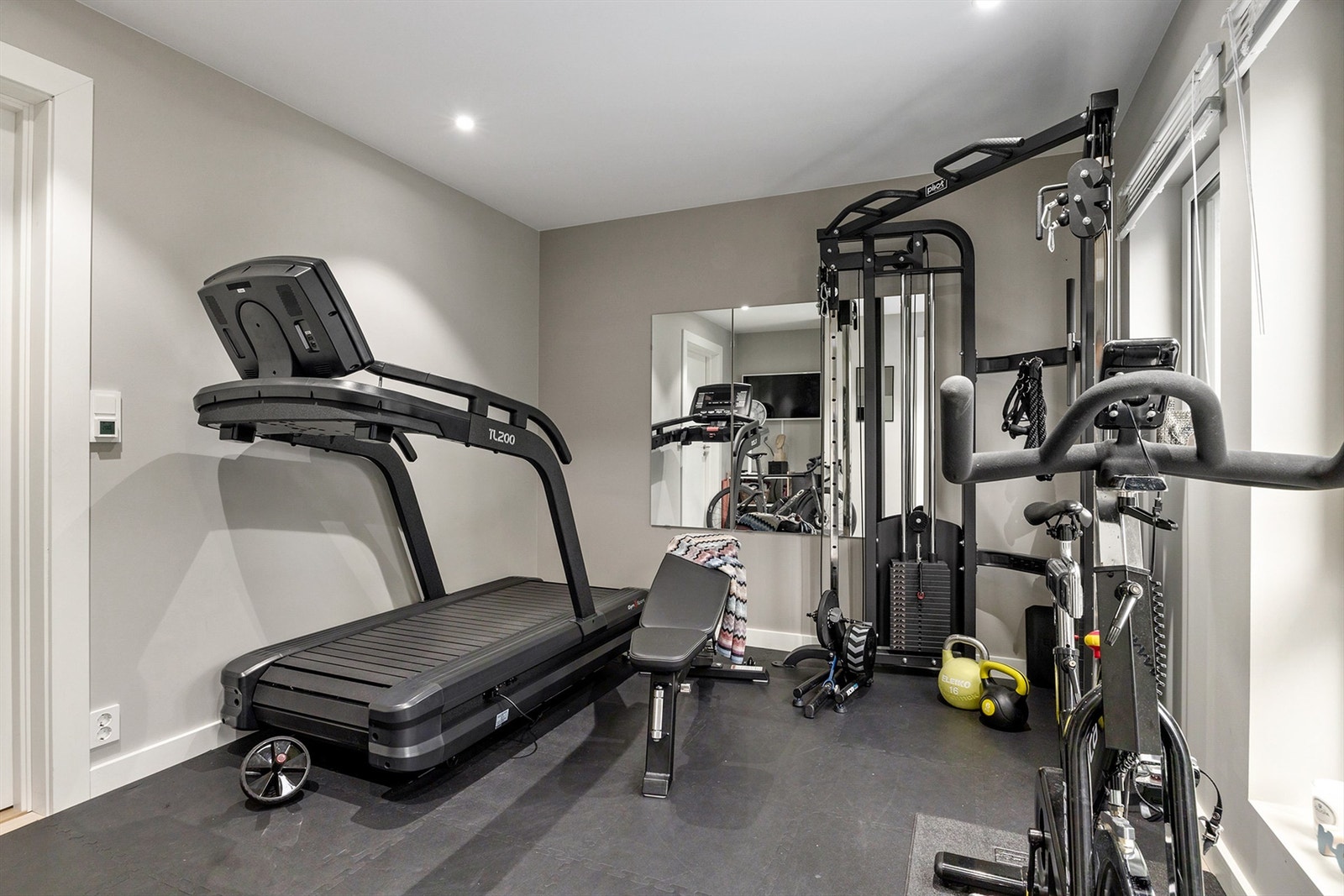 Soverom i 1. etasje blir i dag benyttet som treningsrom, men kan også brukes som ekstra stue Galleribilde