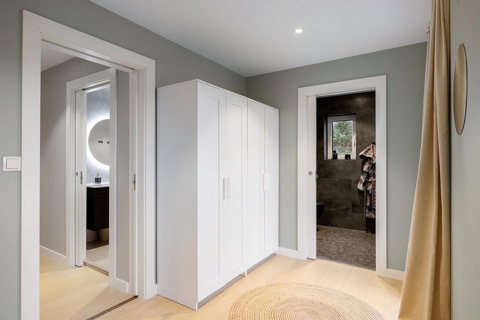 Godt med skapplass og skyvedører sørger for stilrene overganger mellom rommene Galleribilde