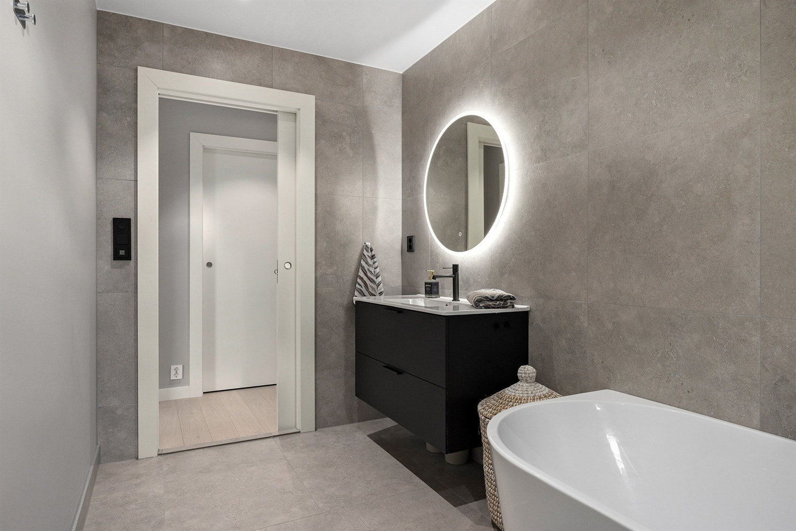 Alle badene er fra byggeåret 2023 og har et moderne preg med svært høy standard Galleribilde