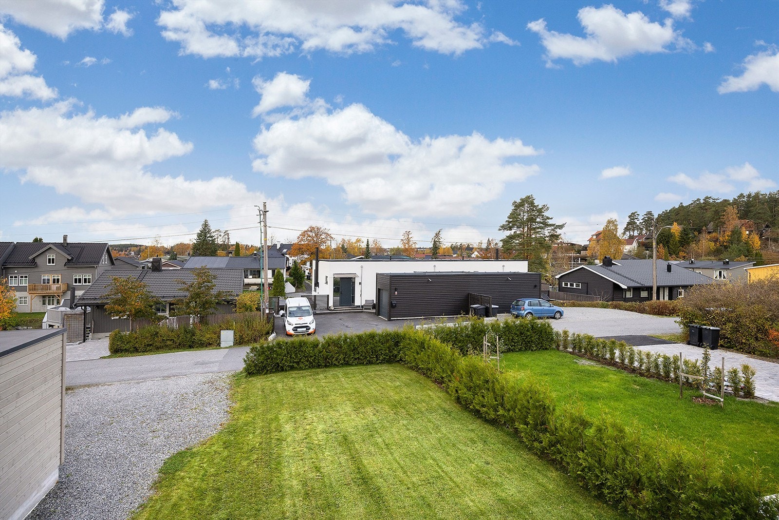 Boligen har en stor plen og flere fine uteplasser Galleribilde