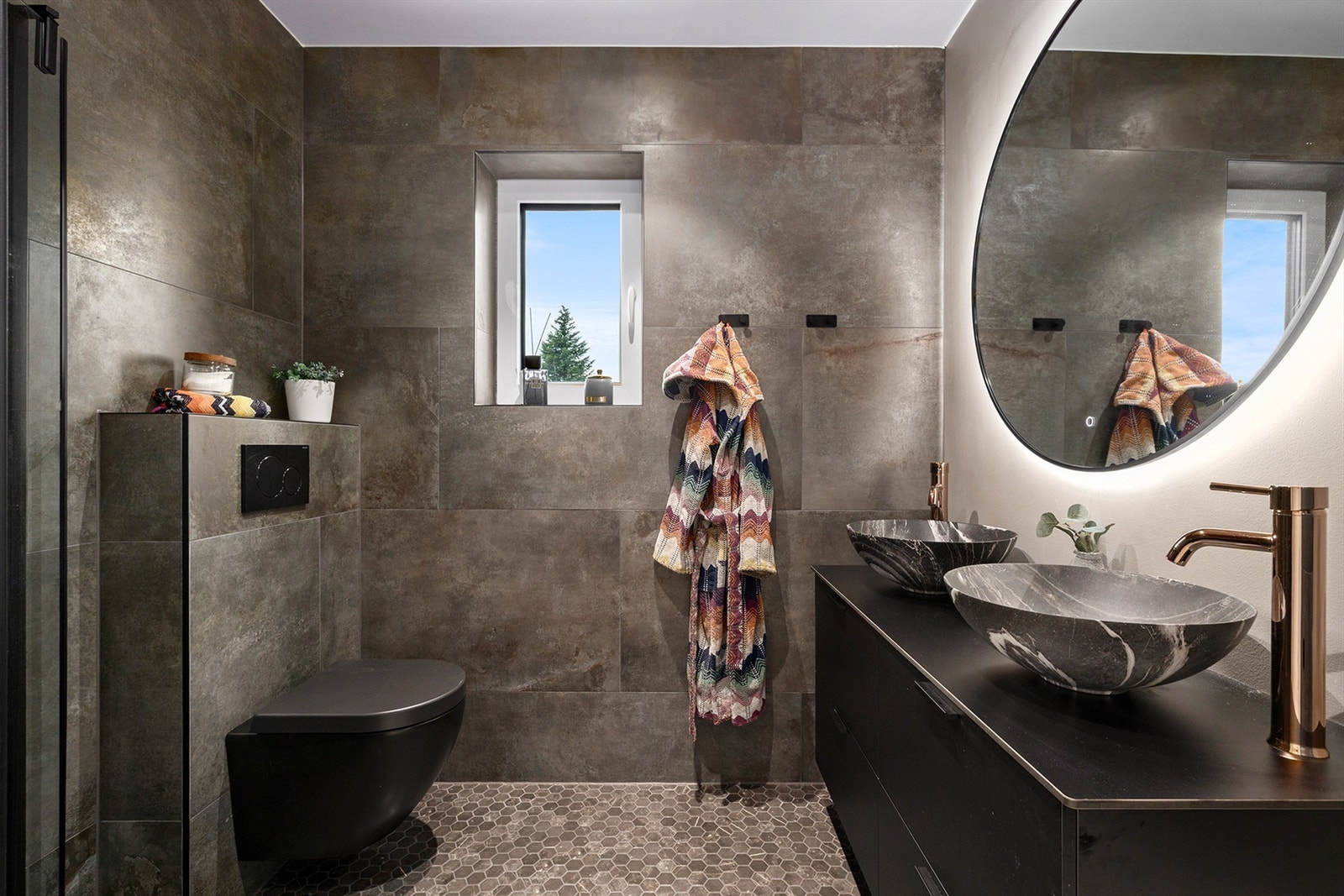 Det er hele fire bad i boligen med moderne preg og lekre detaljer Galleribilde