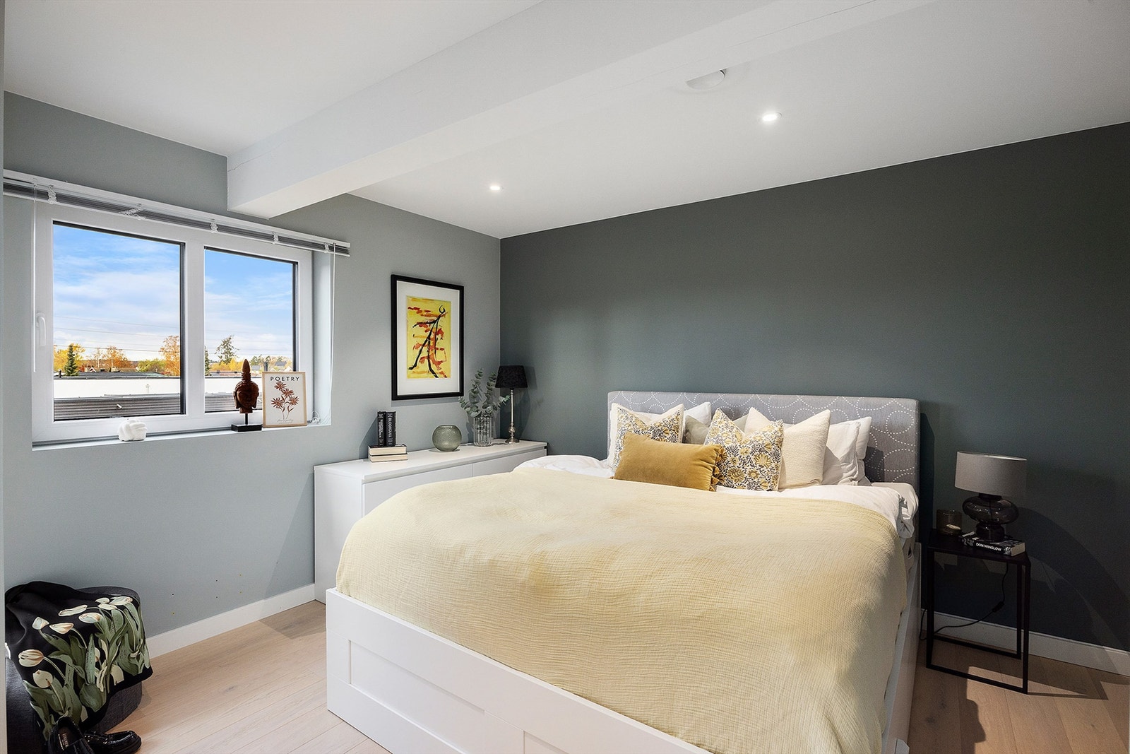 Romslig mastersoverom som utmerker seg god plass, eget bad og utgang til veranda - en detalj som gir en følelse av ekstra luksus Galleribilde