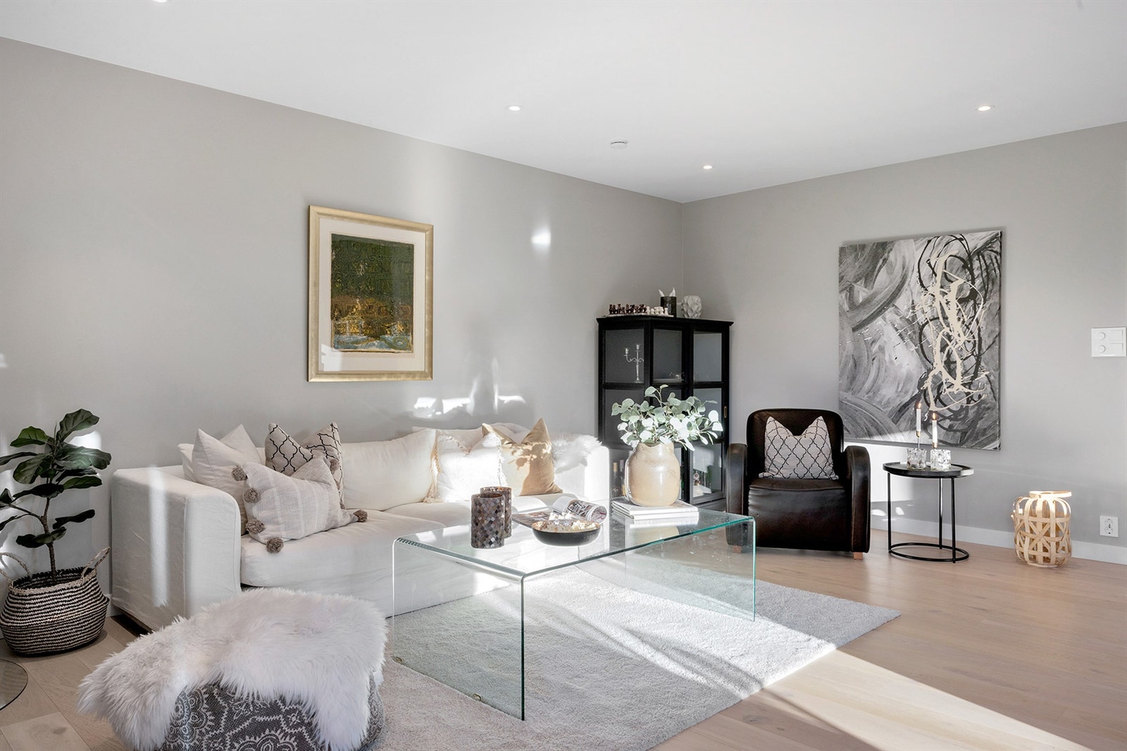 Det er varmekabler i hele 1. etasje, samt på begge bad og gang i 2. etasje Galleribilde