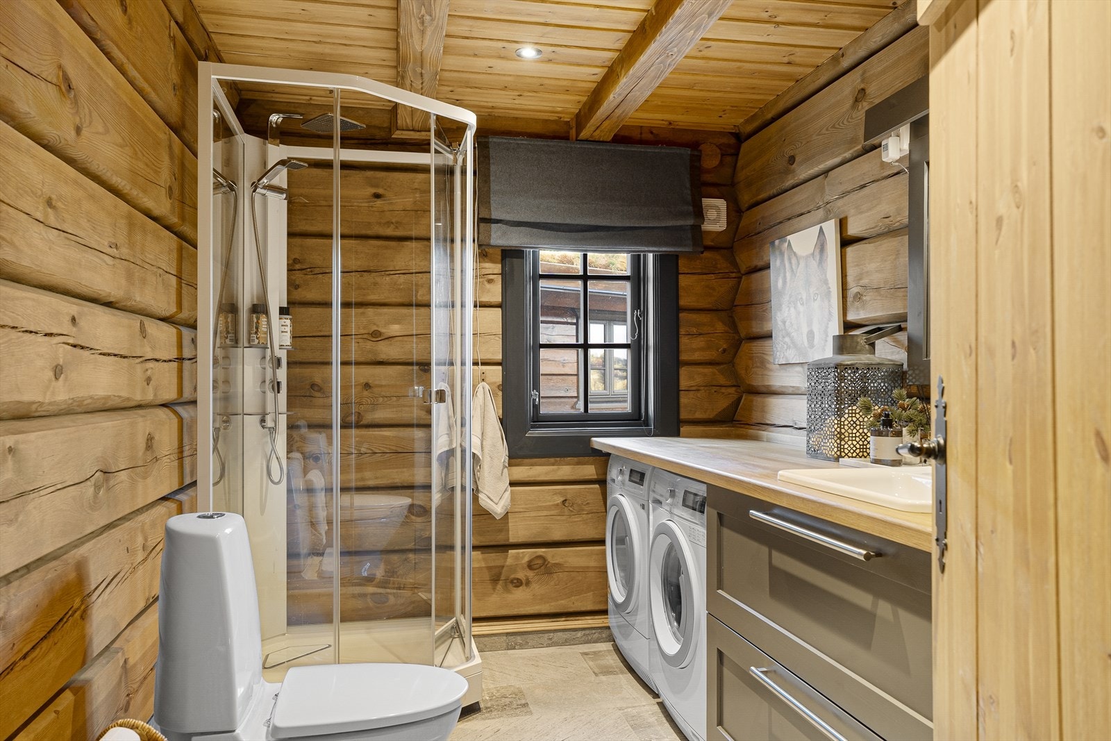 Pent bad/vaskerom med flislagt gulv med varmekabler Galleribilde