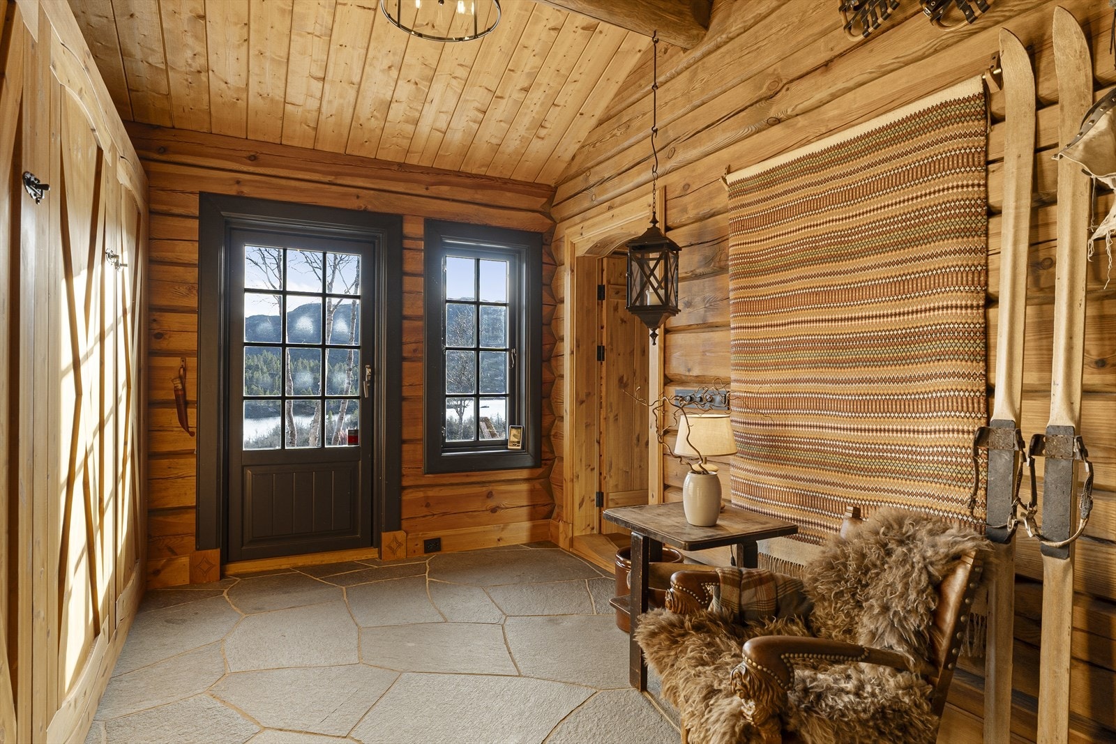 Stor entré med god plass til oppbevaring av yttertøy i plassbygget garderobe Galleribilde