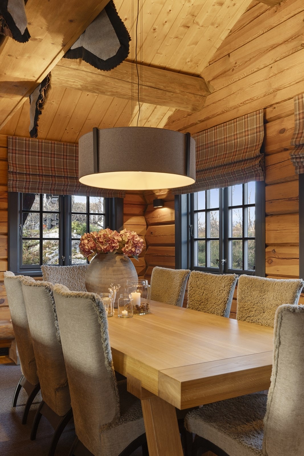 Veggene/tak er behandlet med beis som gir et varmt og lun uttrykk Galleribilde