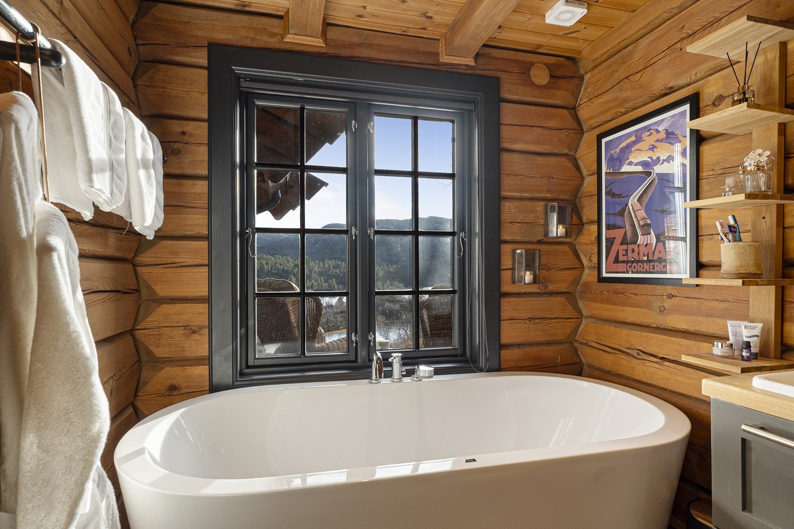 Pent bad med badekar, innredning med servant, dusjkabinett og toalett Galleribilde