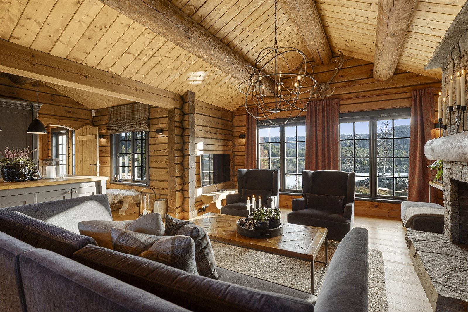 Store vindusflater mot den flotte utsikten gir mye naturlig lys Galleribilde