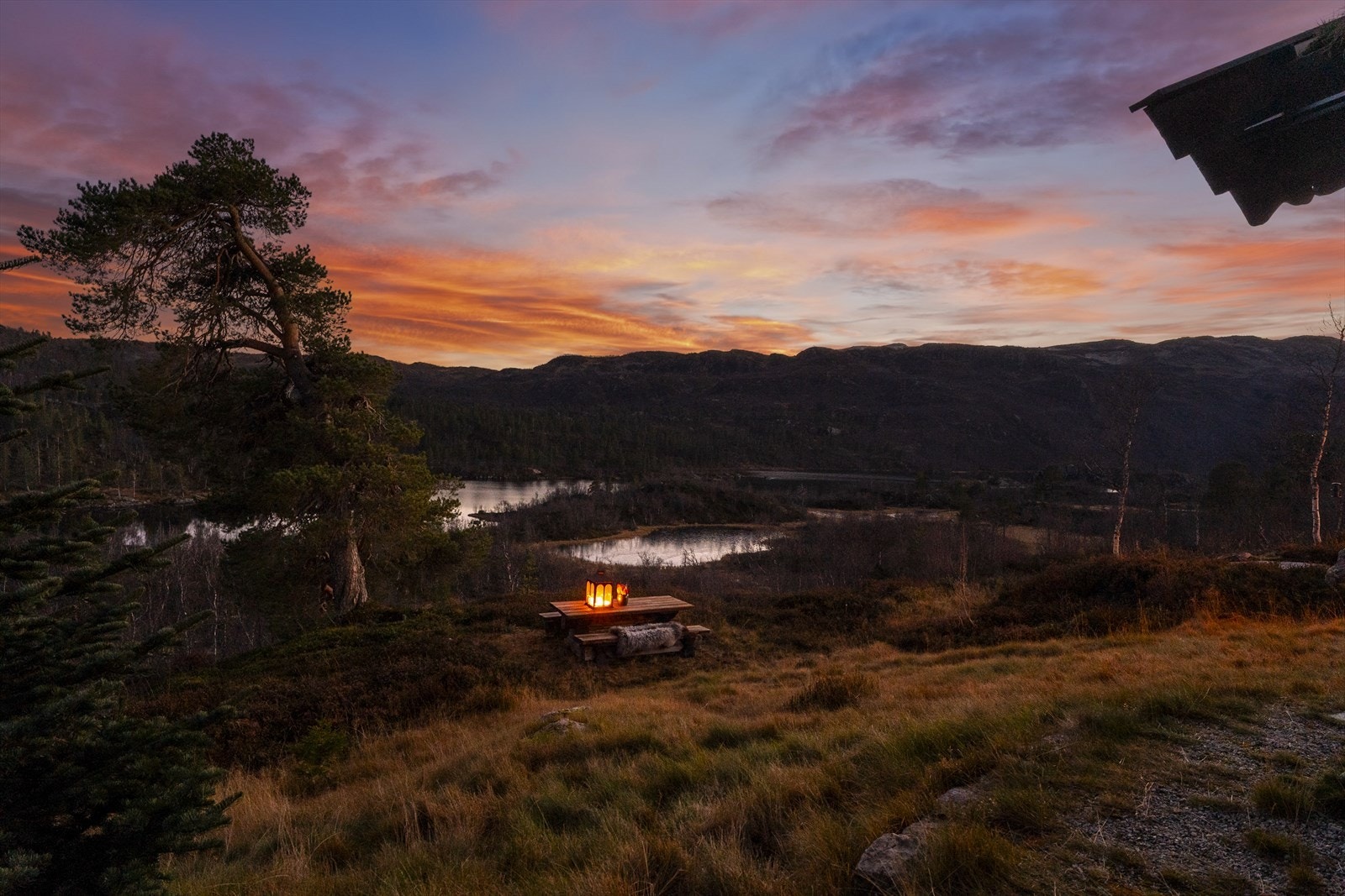 Fantastisk utsiktsbeliggenhet med utsikt til fjellene og omliggende natur Galleribilde