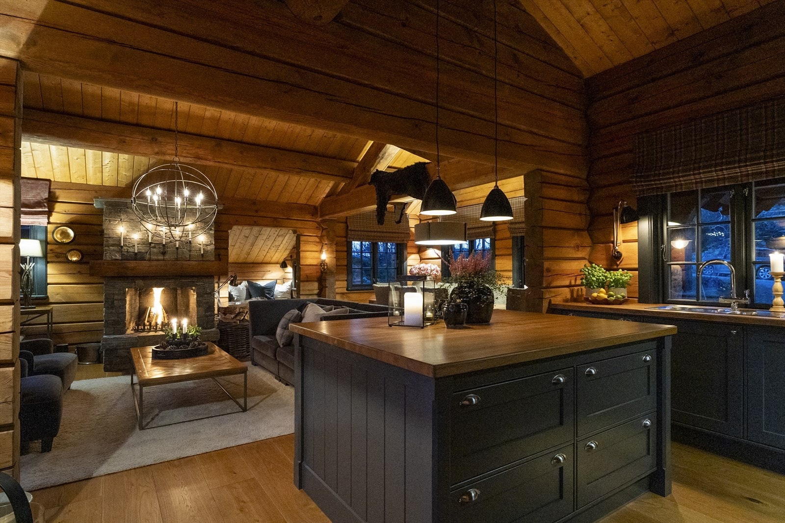 Gode møbleringsmuligheter med plass sofagruppe og stort spisebord Galleribilde