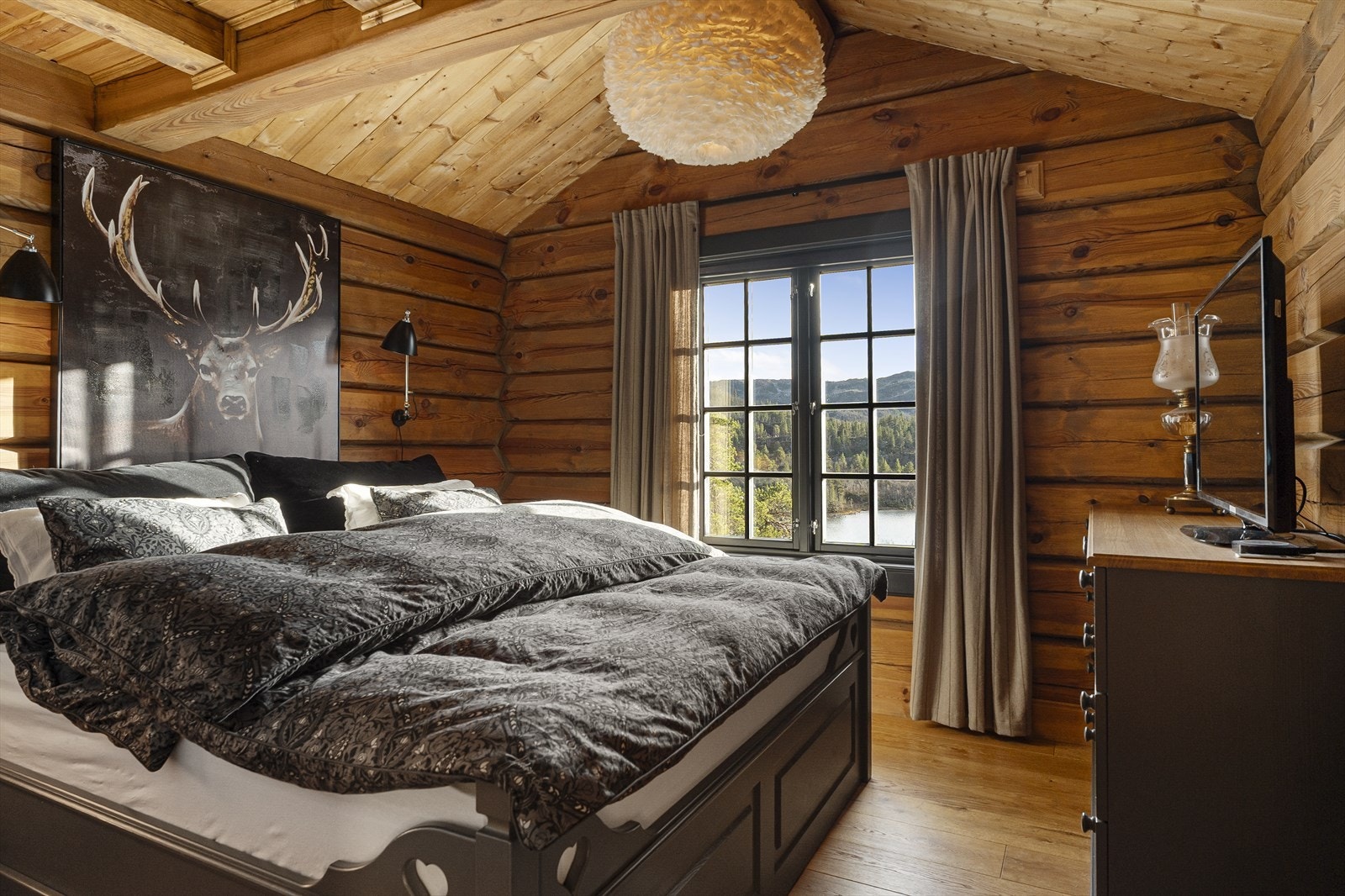 Hovedsoverom med god plass til dobbelseng og tilhørende nattbord Galleribilde