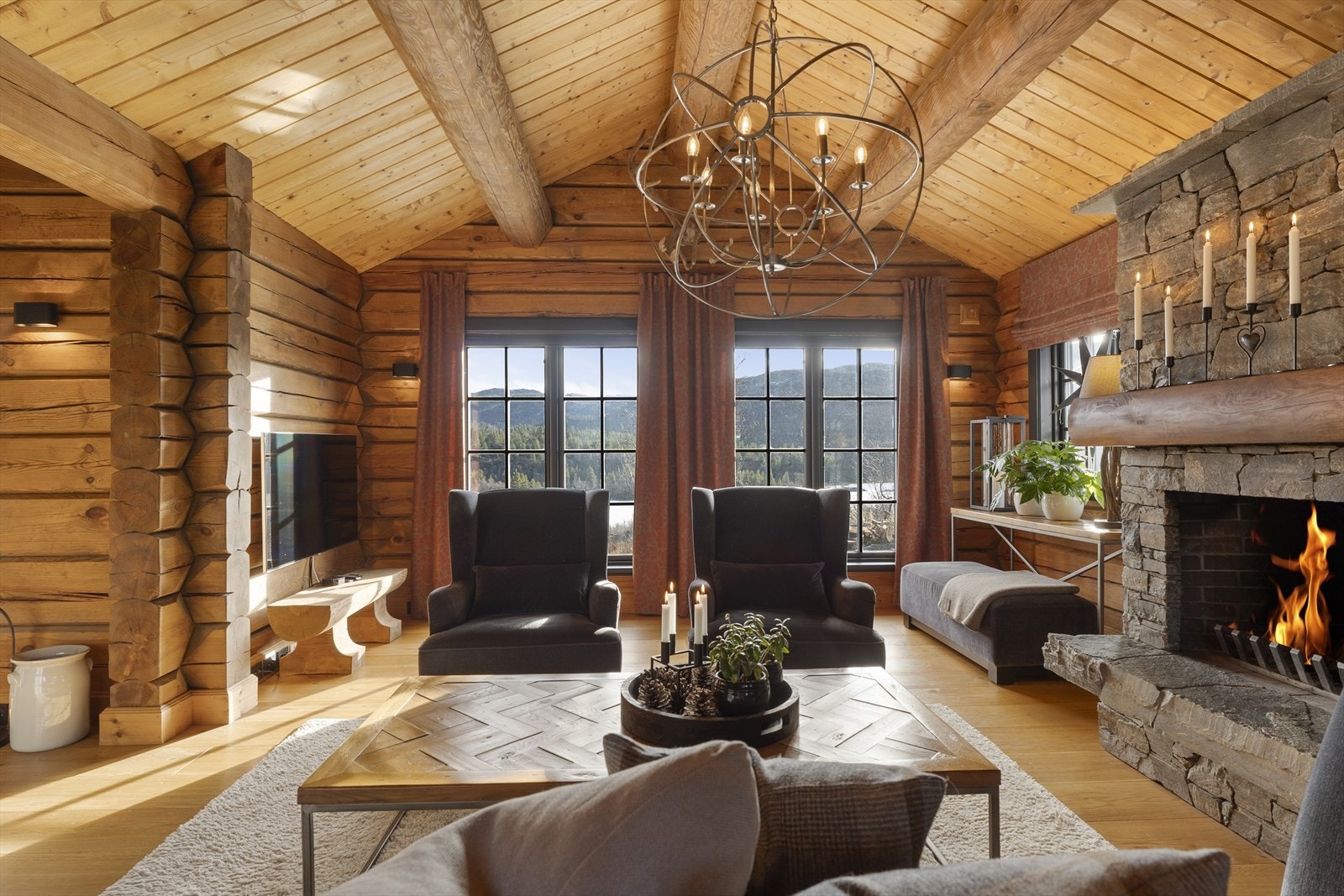 Nydelig utsikt mot fjellene og nærliggende natur Galleribilde