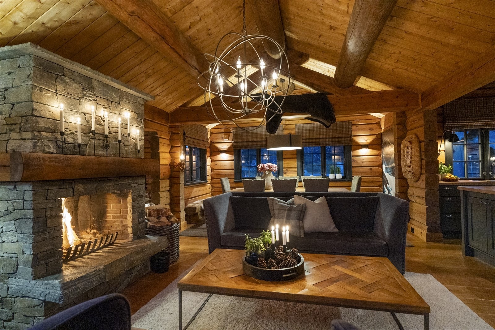 Smakfullt innredet laftehytte fra 2014 med nydelige material- og fargevalg Galleribilde