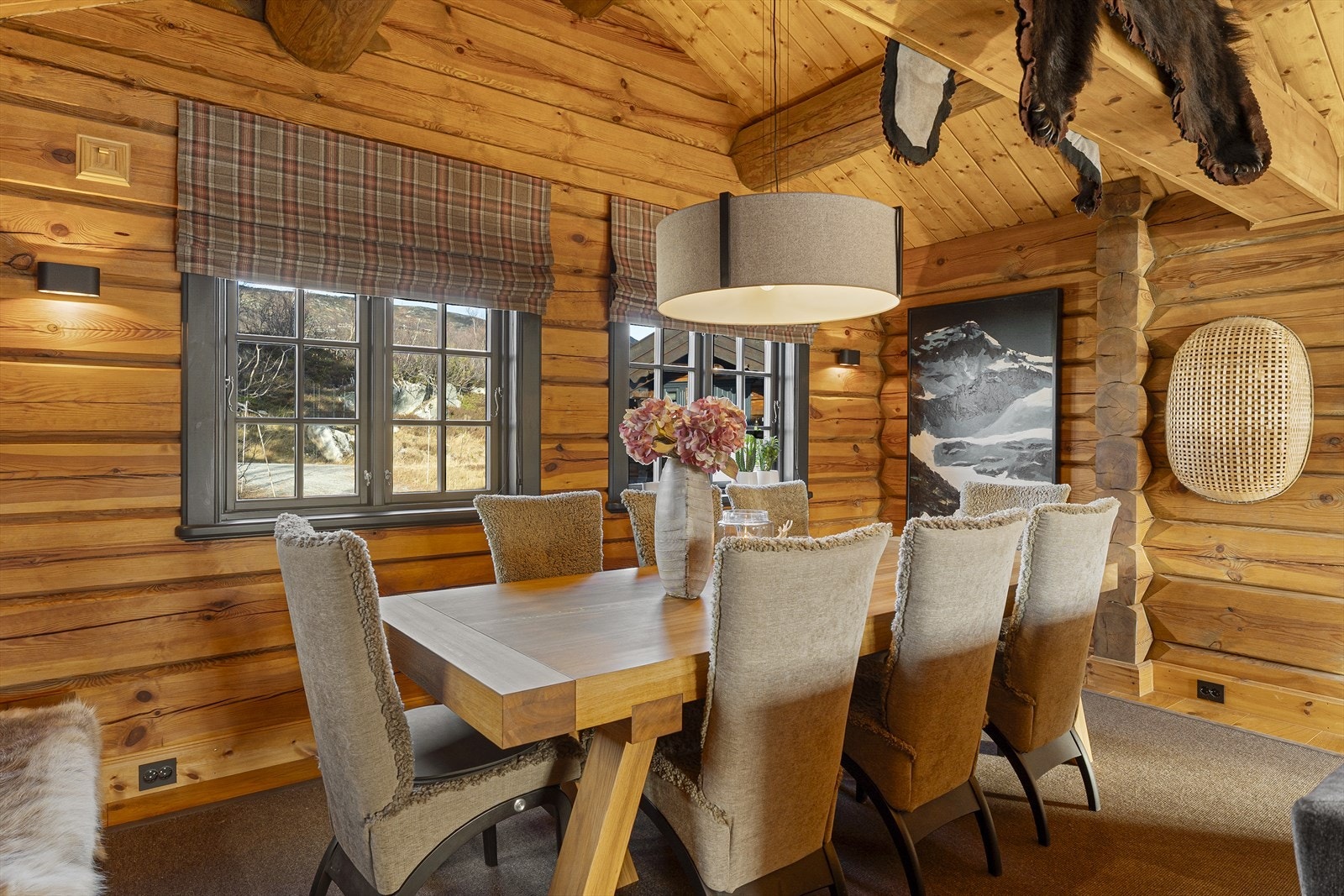 Stuen har herlig takhøyde som gir en god romfølelse Galleribilde