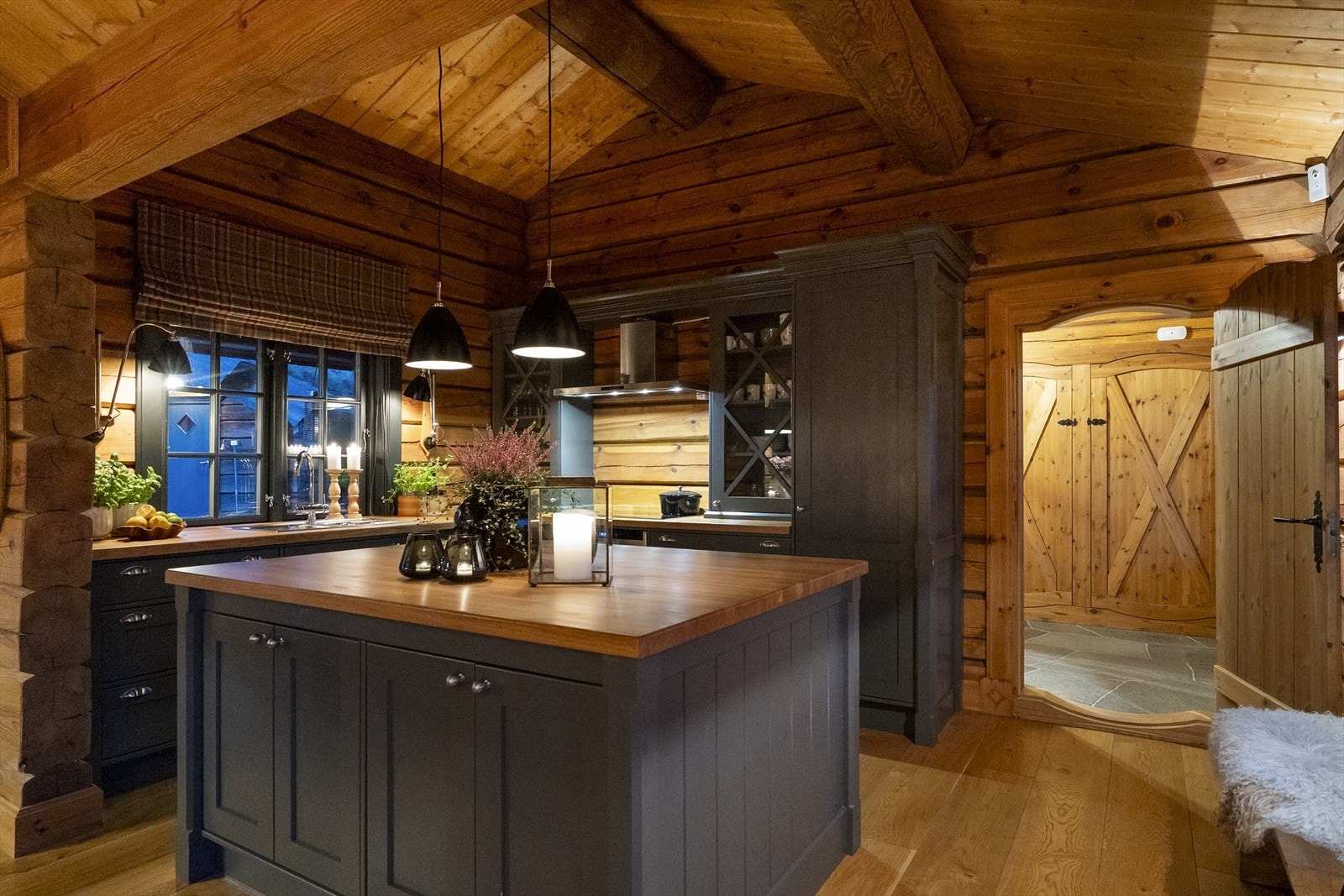 Sosial og åpen kjøkkenløsning med stor og sosial kjøkkenøy Galleribilde