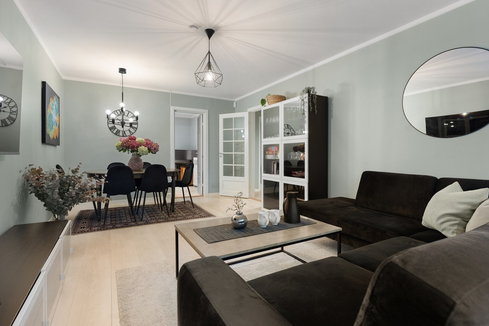 Stuen er romslig og det er plass til å møblere i flere soner. Galleribilde