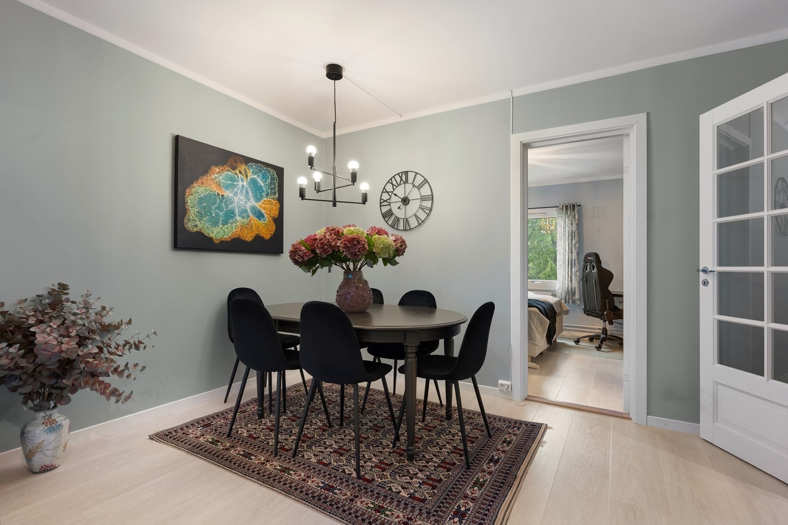 Her er det god plass til spisegruppe. Inngangen til hovedsoverommet finner du også her. Galleribilde