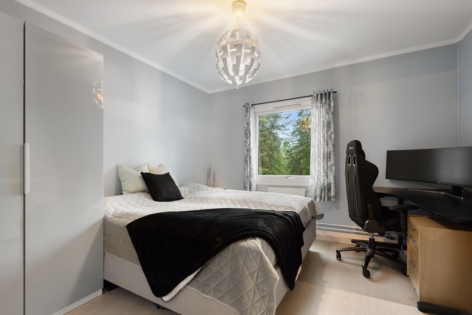 Hovedsoverommet er lyst og luftig, og har rikelig med plass til dobbeltseng og garderobe. Galleribilde