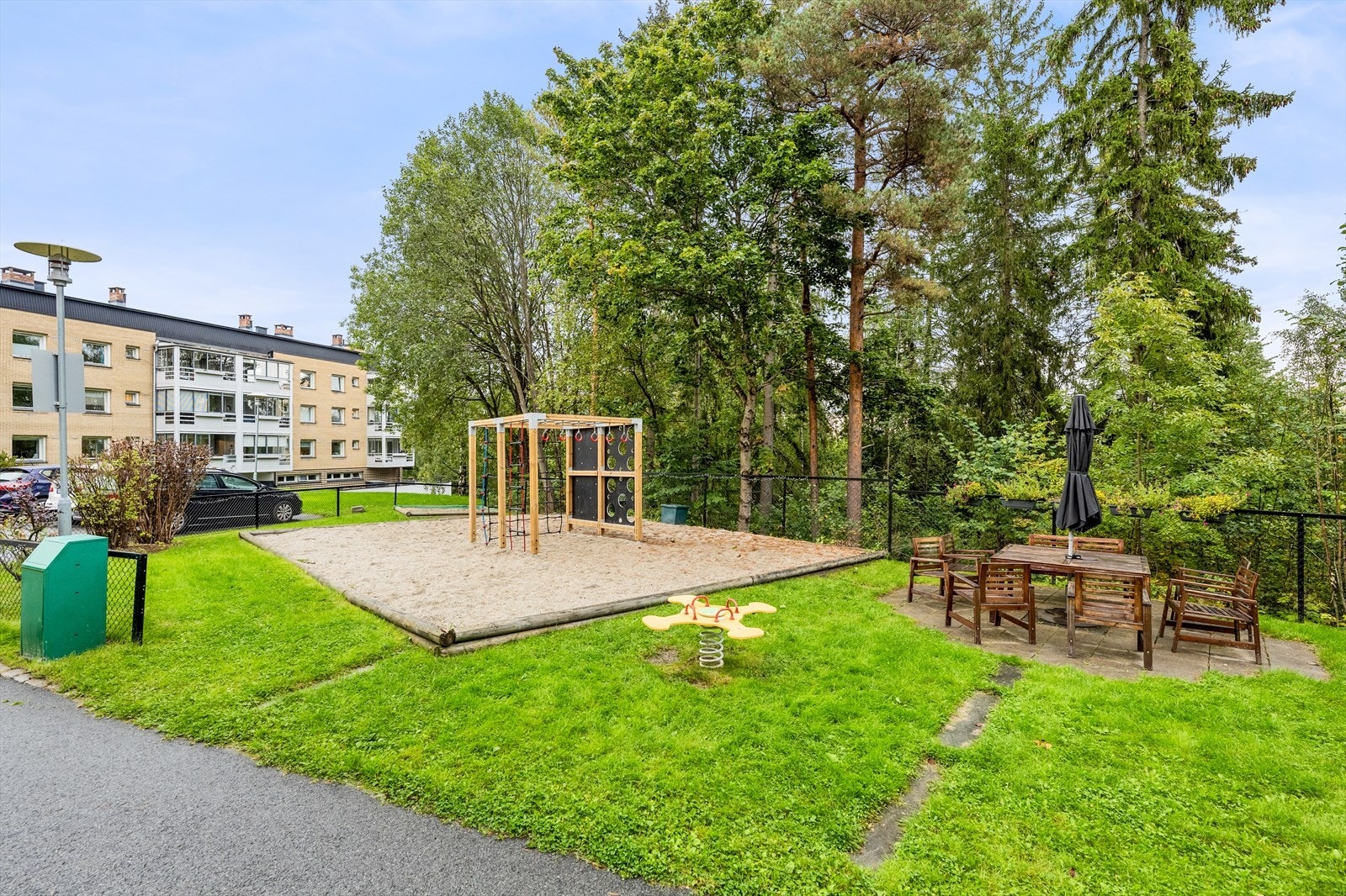 Hyggelig lekeområde rett utenfor bygget. Galleribilde
