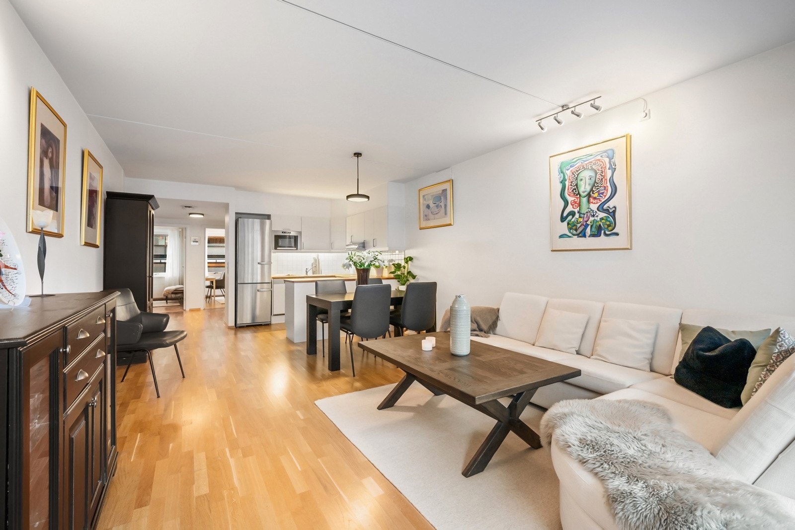 Det er god plass til både sofagruppe, spisebord og øvrig møblement. Galleribilde
