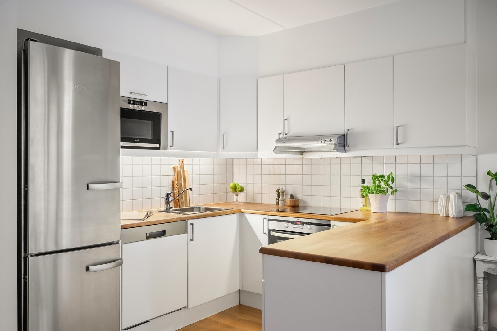 I en åpen løsning mot stuen finner du et tidløst kjøkken fra 2008. Kjøkkeninnredningen er fra Sigdal og har benkeplater i heltre, flislagt backsplash og slette fronter. Galleribilde