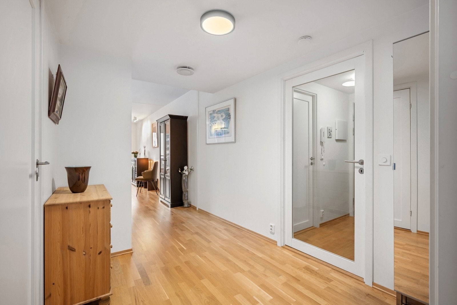 Entréen er romslig og har god plass til garderobeskap. Galleribilde