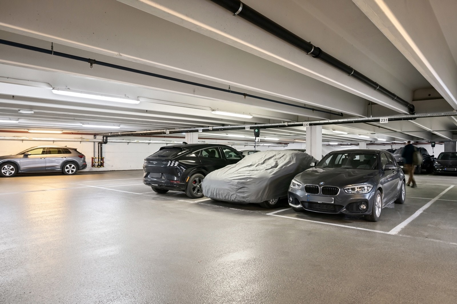 Leiligheten har tinglyst bruksrett på 1 parkeringsplass i parkeringsanlegget på eiendommen gnr. 303 bnr. 2 i Oslo. Mulighet for montering av lader til elbil. Galleribilde