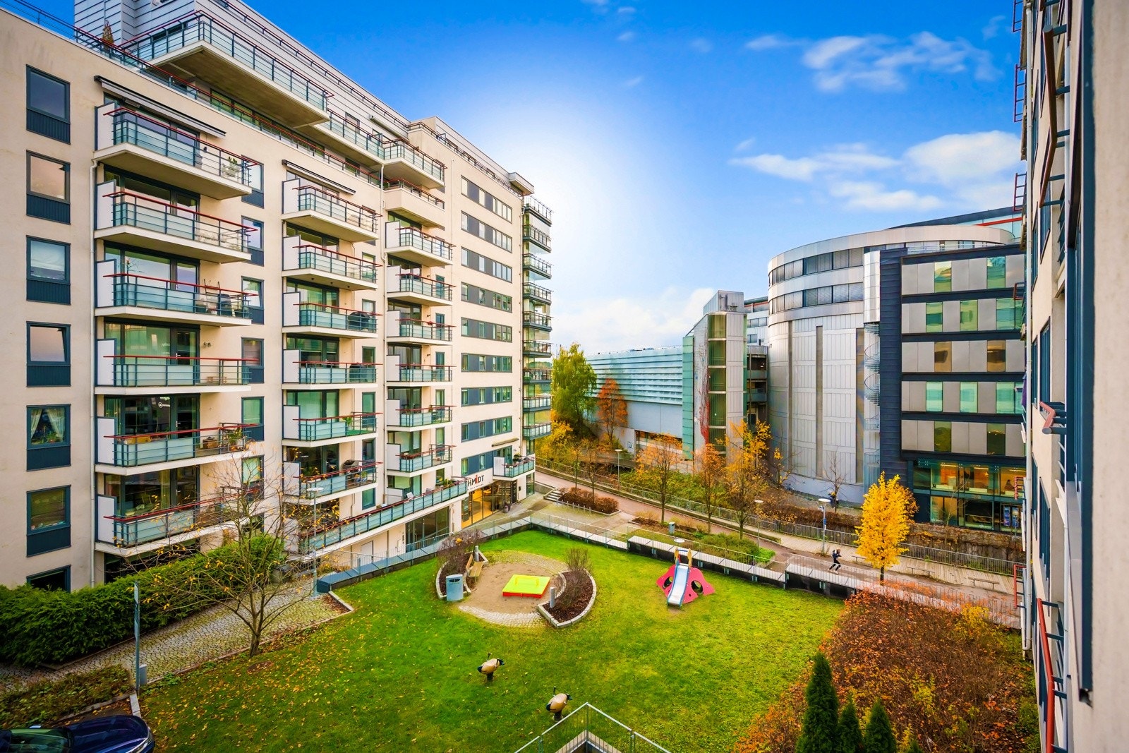 Her bor du i et moderne bygg med easy living og tilgang til stor felles takterrasse. Galleribilde