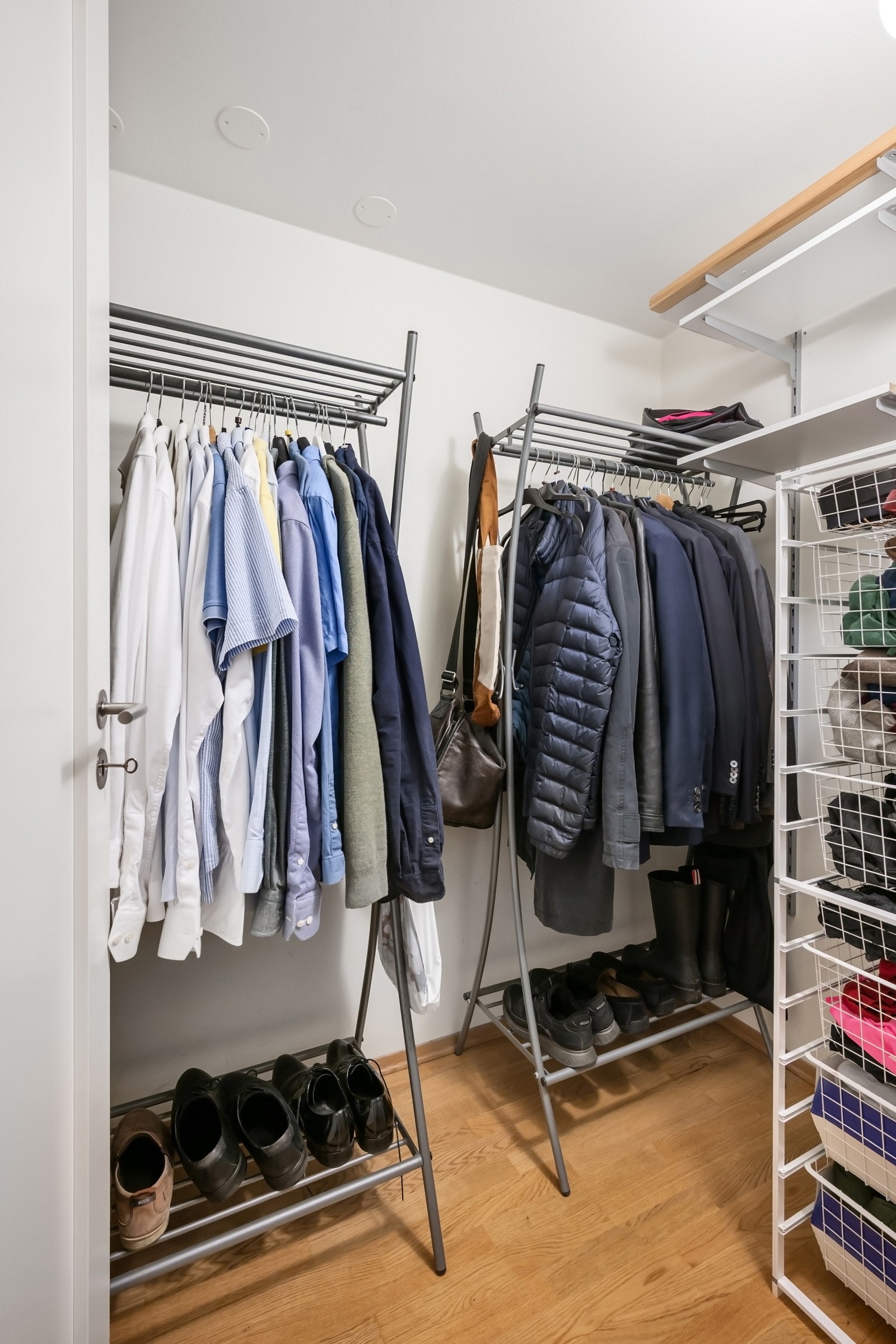 I tilknytning til entréen ligger en praktisk garderobe/bod med god oppbevaringsplass. Galleribilde