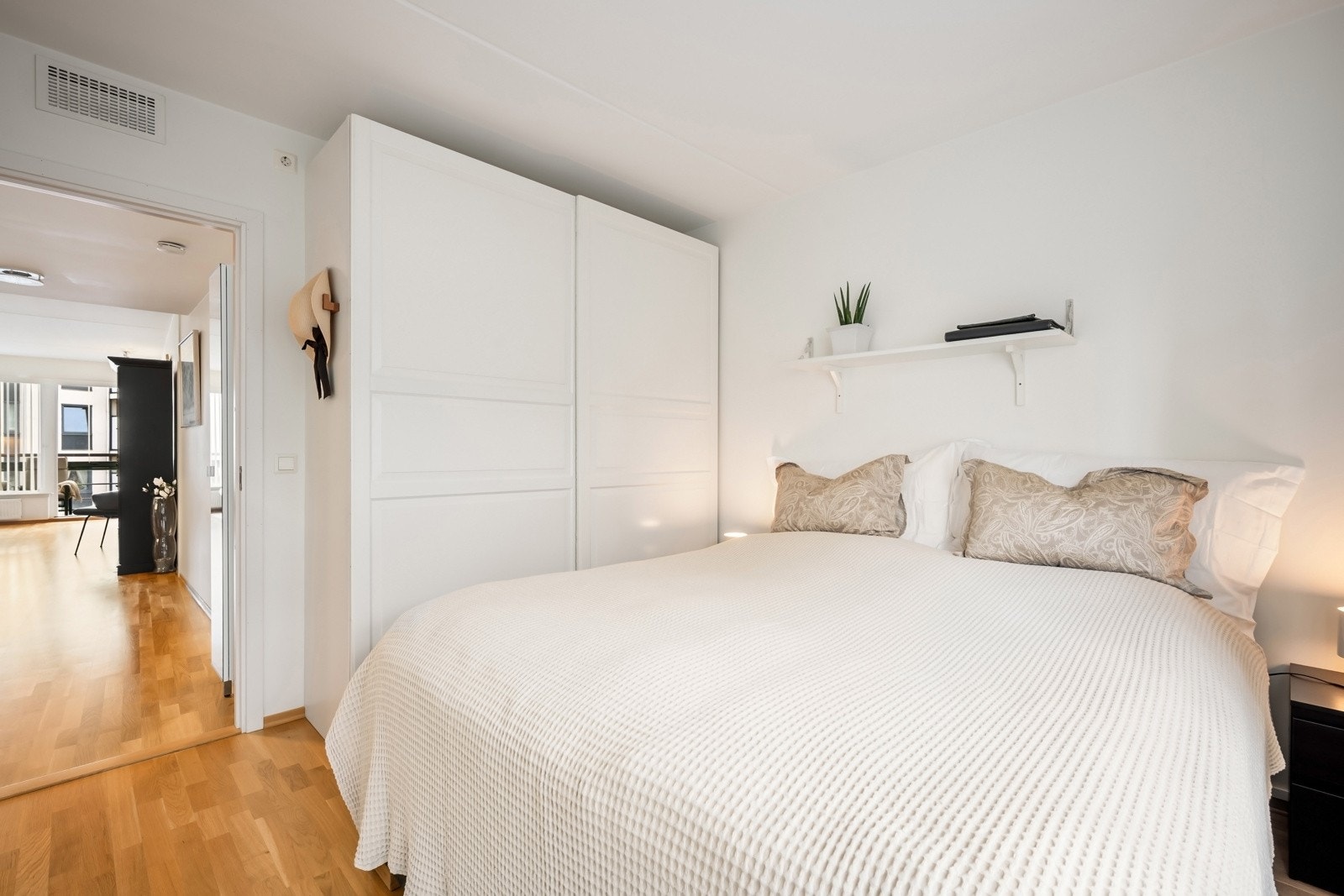 Begge rommene har plass til dobbeltseng med nattbord, samt garderobeskap. Galleribilde