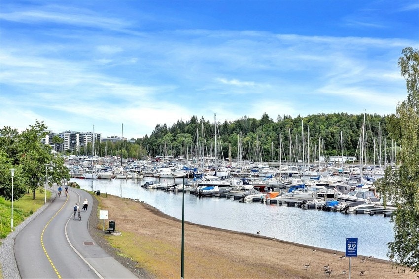 Langs Frognerkilen går det sykkelsti til Aker Brygge og videre mot Sandvika, mens Frognerseteren tilbyr fine lysløyper. Galleribilde