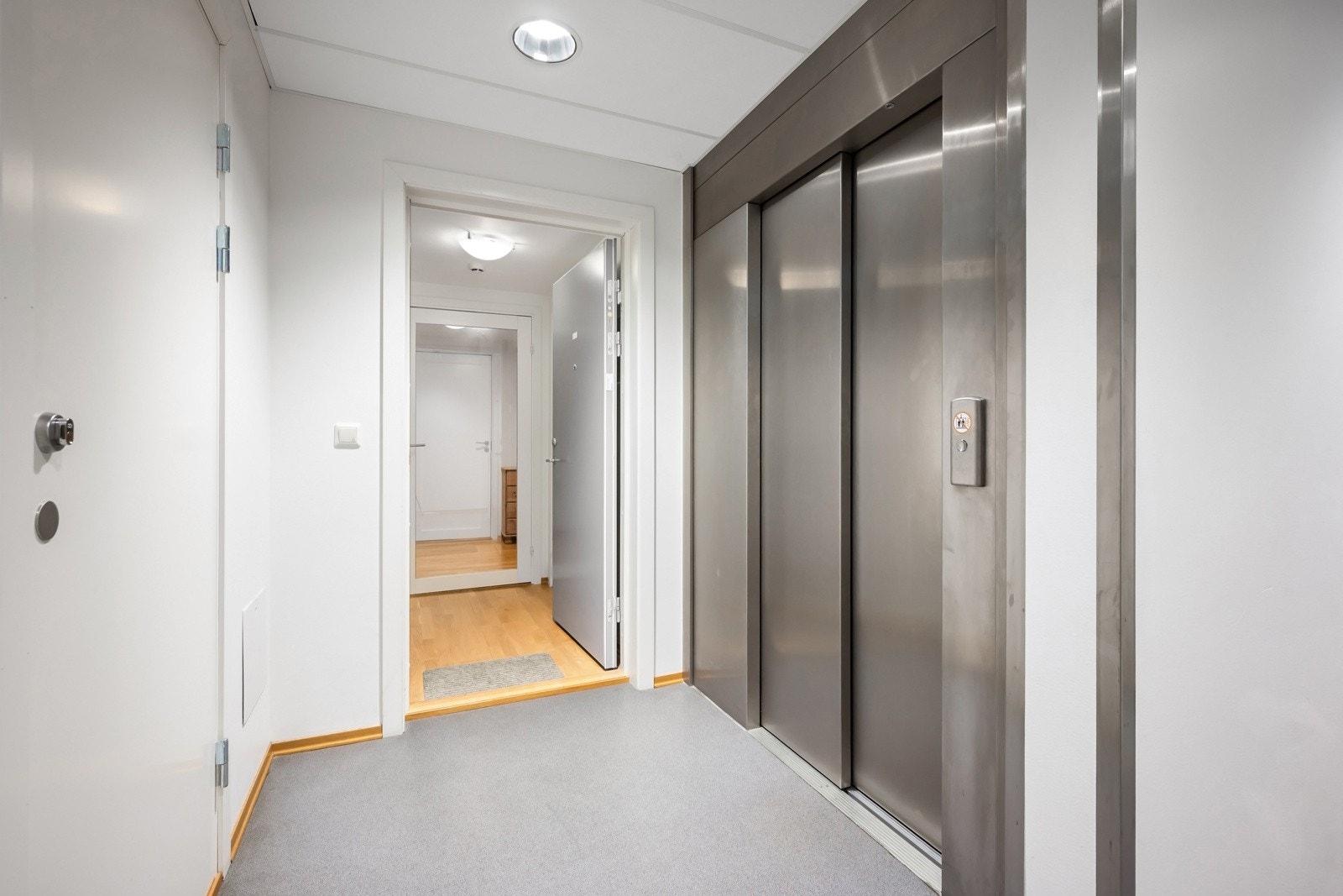 Leiligheten har adkomst via felles oppgang med heis. Galleribilde