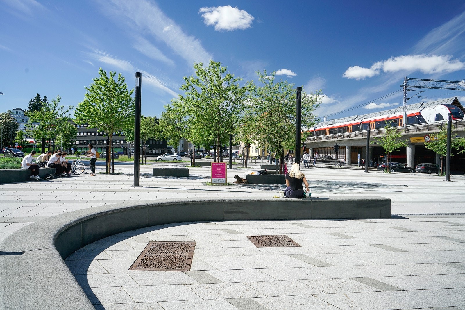 Skøyen stasjon ligger i umiddelbar nærhet og har både lokaltog, regiontog og Flytoget. Galleribilde