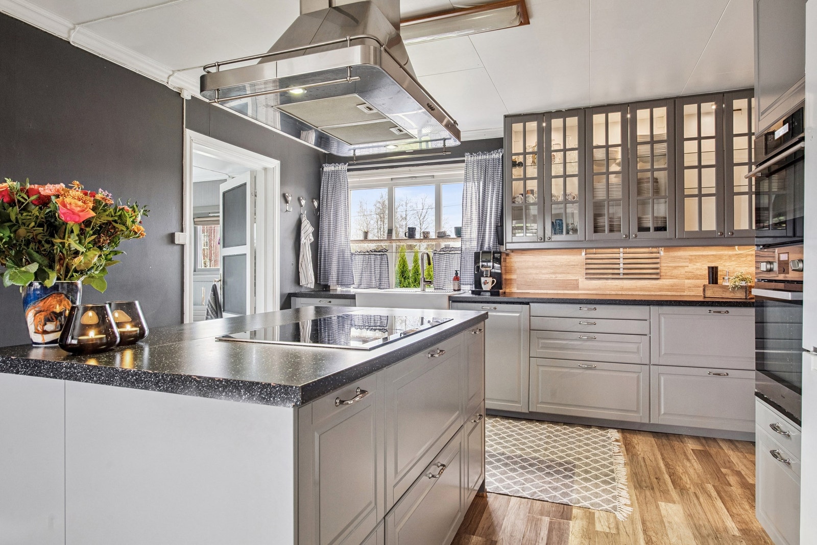 Innredningen byr på rikelig med skap- og benkeplass, inkludert vitrineskap. Galleribilde