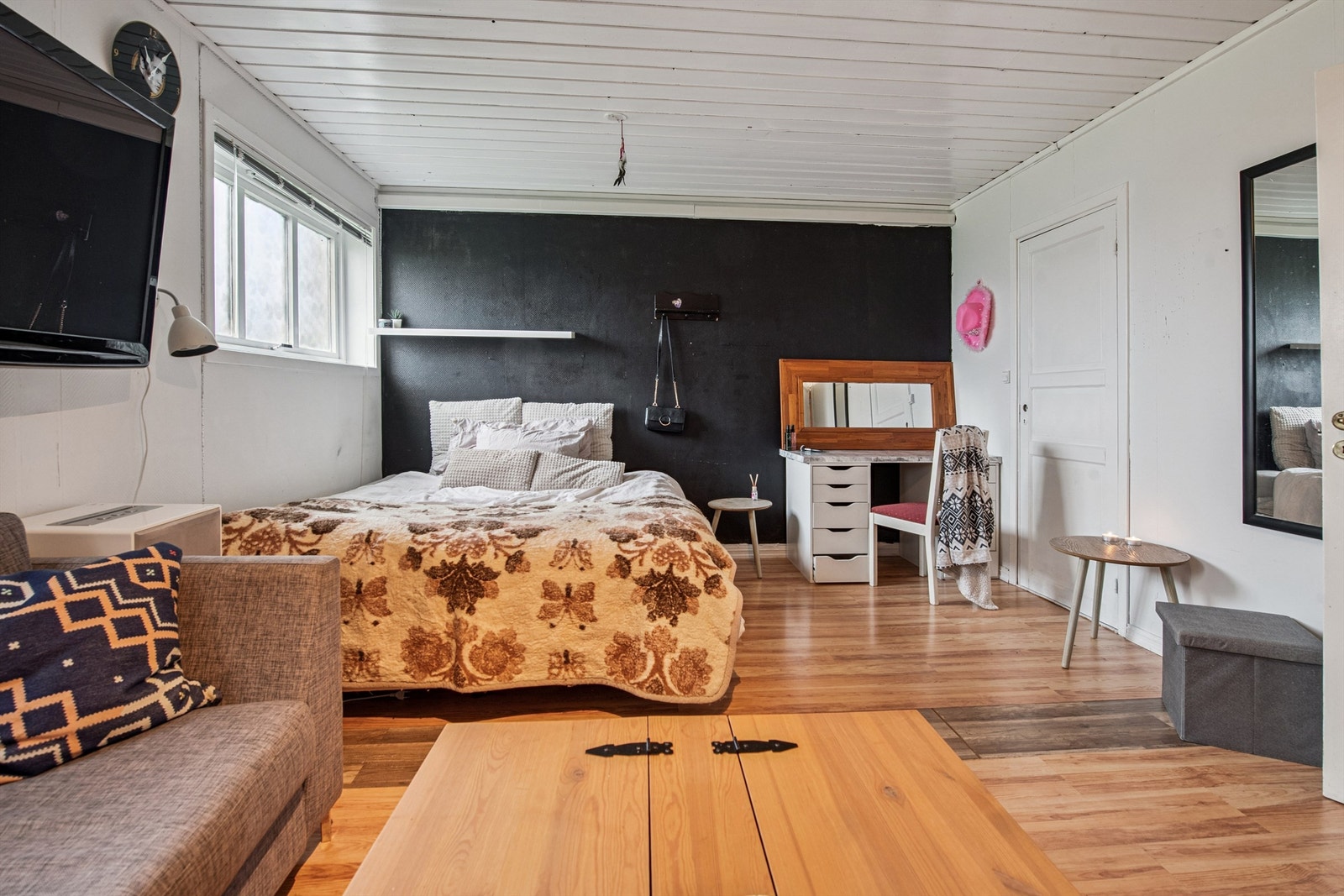 Stort soverom i kjelleretasjen Galleribilde